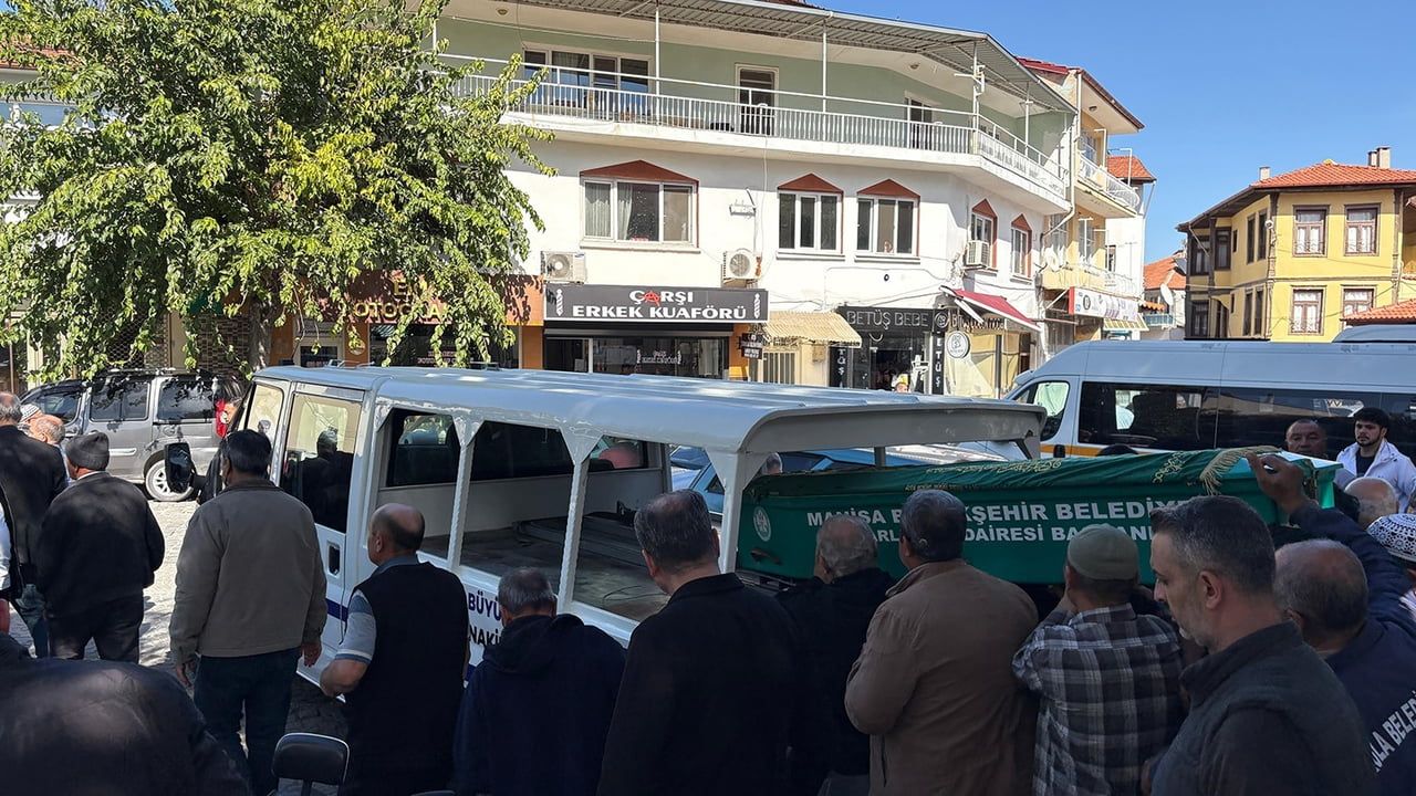 Ev yangınını izlerken fenalaşan Kula sakini son yolculuğuna uğurlandı