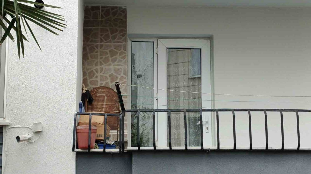Evde oynanan tüfek ateş aldı, apartmanda panik yaşandı