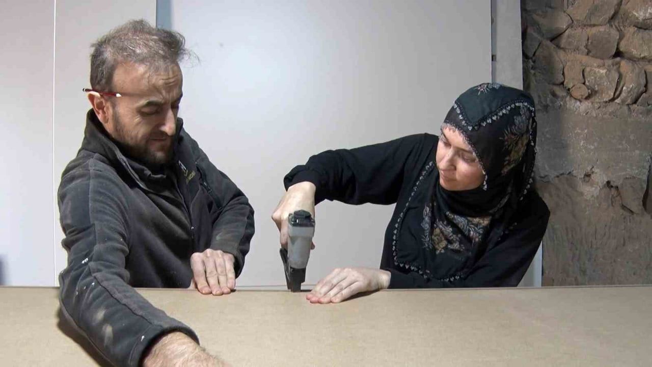 Evin altında kurdukları atölyede çıraklıktan ustalığa çıkan kadın