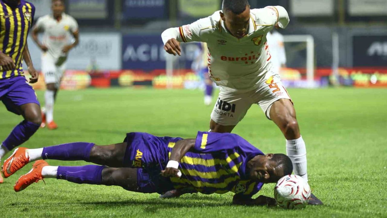 Eyüpspor 10 kişi kalınca Göztepe devreyi 1-0 önde tamamladı