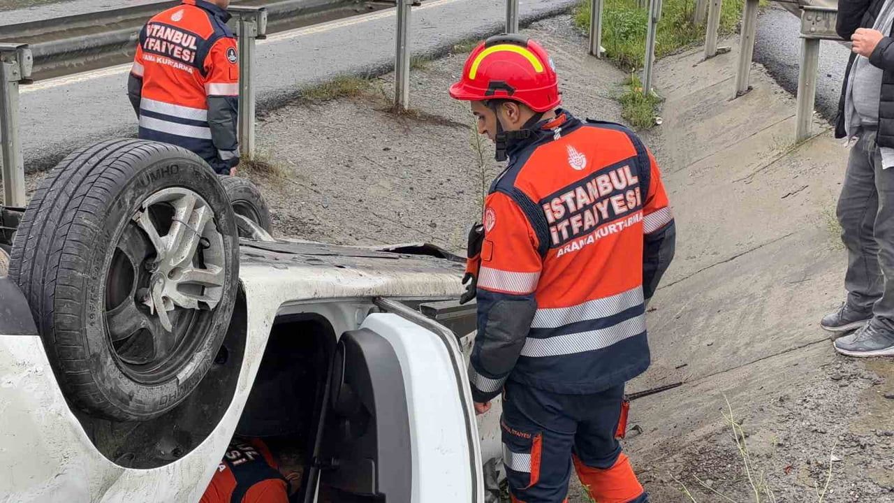 Eyüpsultan’da bariyeri aşan otomobil taklalar atarak çayıra savruldu