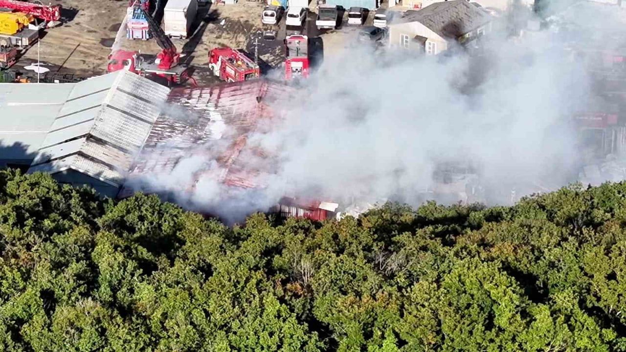 Eyüpsultan’da depo alevlere teslim oldu: müdahale hava görüntüleriyle kayda geçti