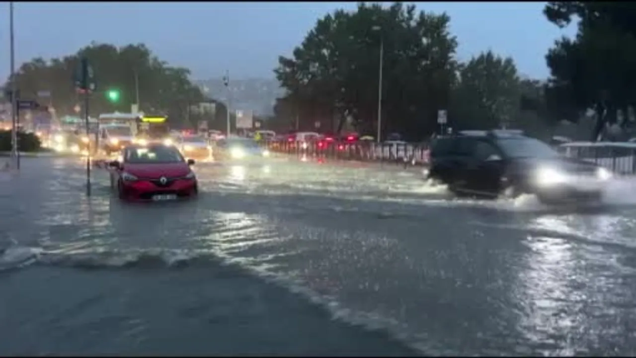 Eyüpsultan'da sağanak yaşamı aksattı, yollar göle döndü