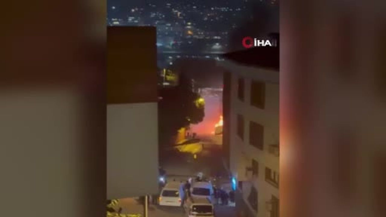 Eyüpsultan'da sokak üzerindeki hafif ticari araç alev aldı