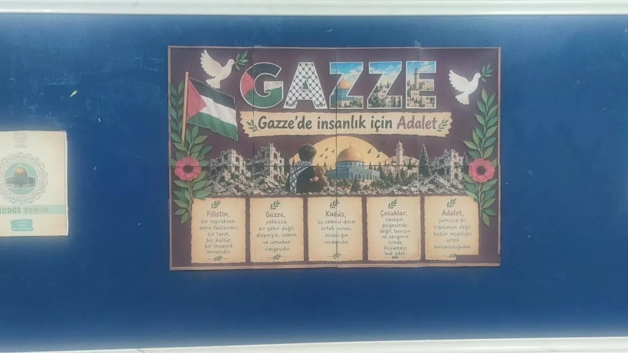 Fatih Anadolu Lisesi'nde öğrencilerin hazırladığı iki temalı değerler sergisi
