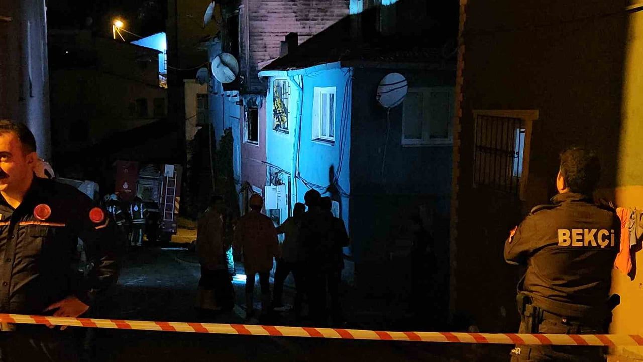 Fatih’te Ayvansaray'da iki katlı binada çıkan yangında bir kişi hayatını kaybetti