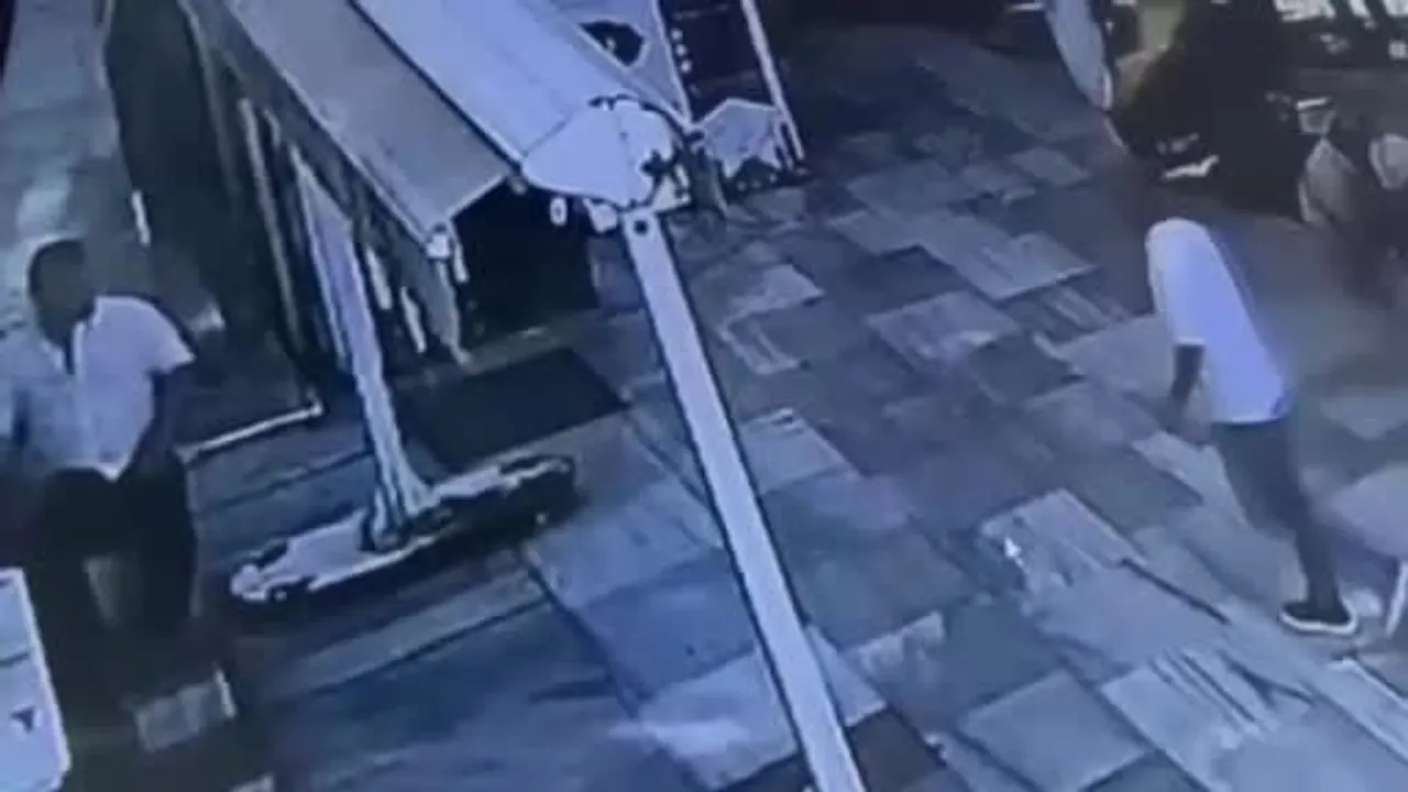 Fatih’te camide abdest sırasında çantası çalınan kişiye ait para ele geçirildi, iki zanlı tutuklandı