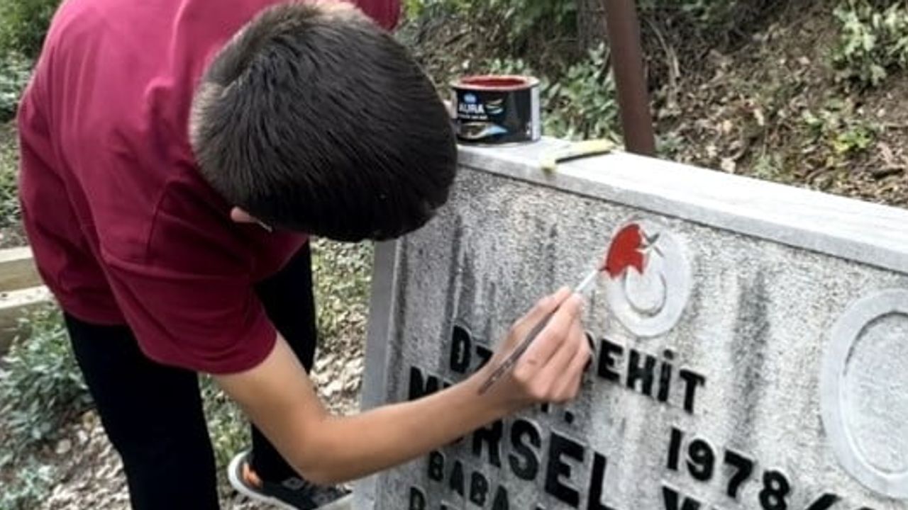 Feke'de gençlerden şehit mezarlarına vefa eli