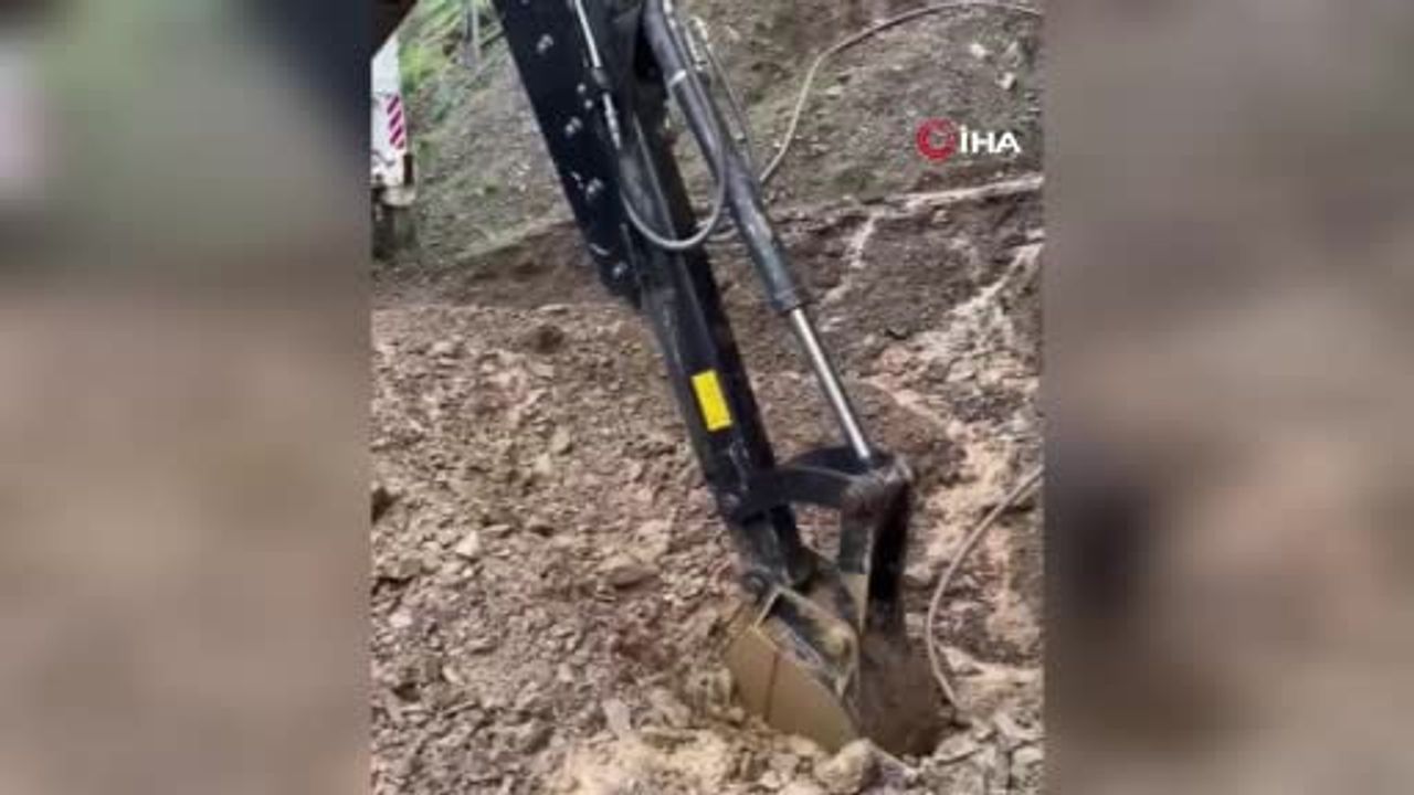 Feke'de sağanak sonrası Tapan yolunda dev kayalar iş makineleriyle temizleniyor