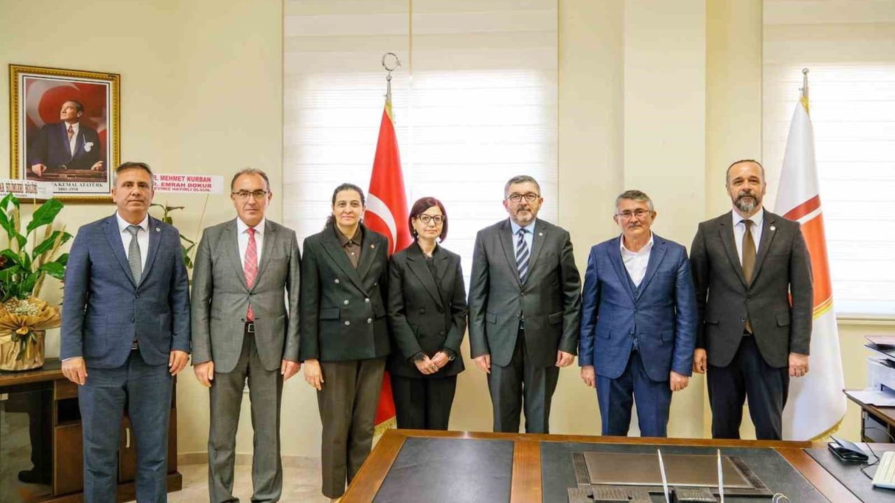 Fen Fakültesinde dekanlık teslimi: yeni dönem akademik ve kurumsal odaklı başladı