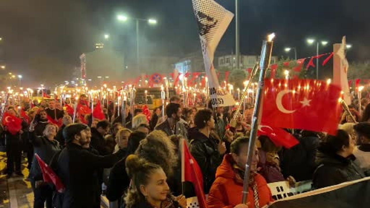 Fener ışıkları altında cumhuriyet coşkusu Çanakkale'de yükseldi