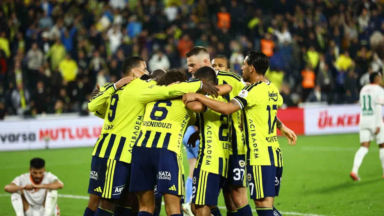 Fenerbahçe 10 maçlık Alanyaspor üstünlüğünü sürdürdü