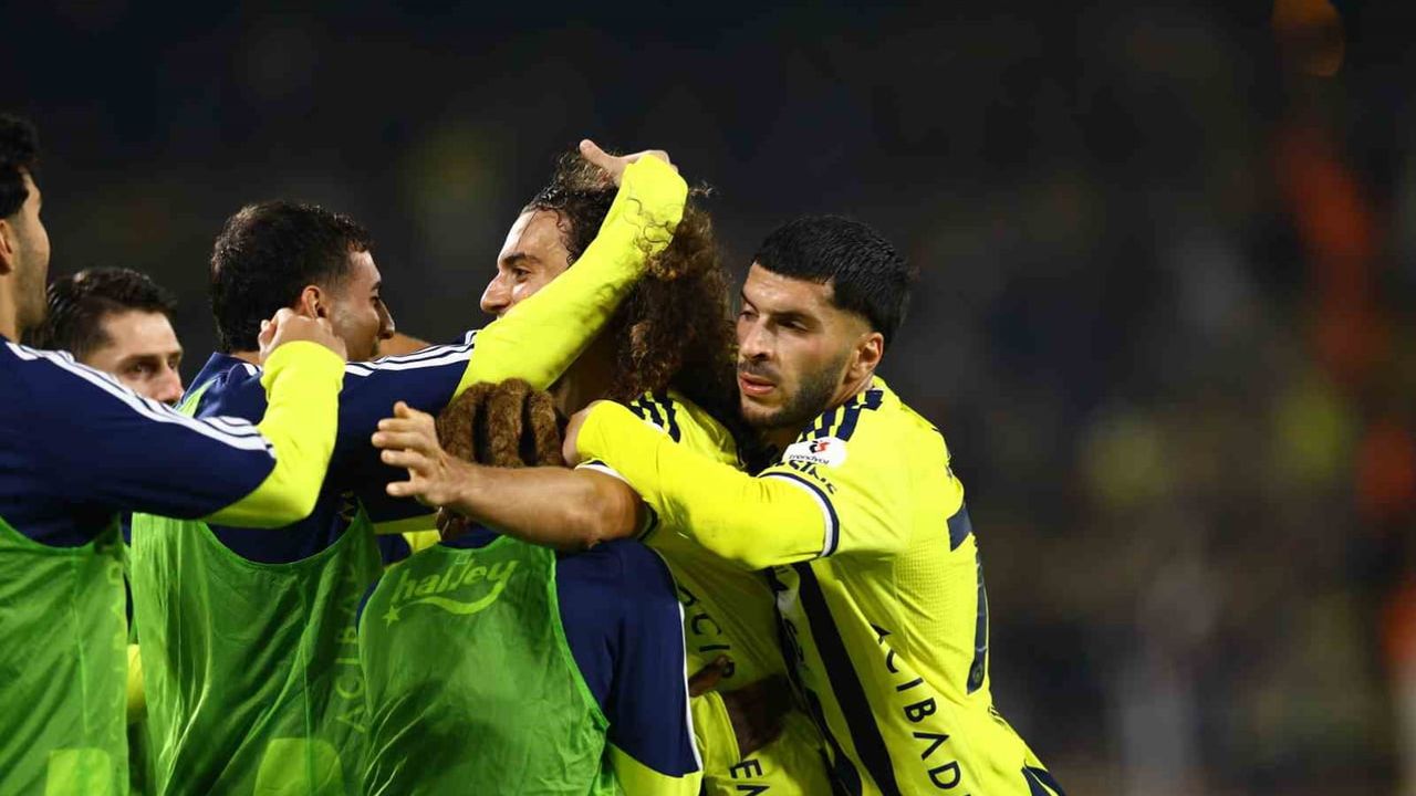 Fenerbahçe ilk yarıyı 1-0 önde tamamladı