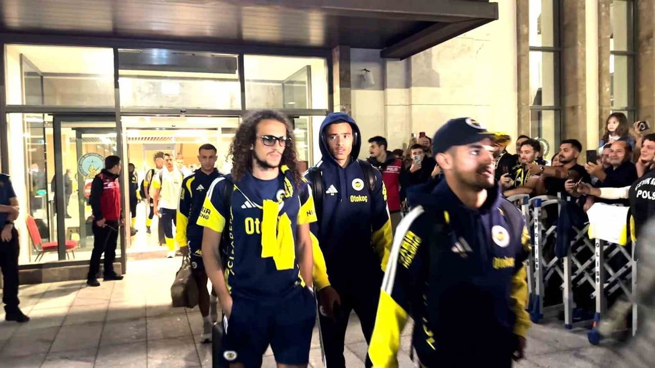 Fenerbahçe kafilesi Rize'ye taraftar desteğiyle indi