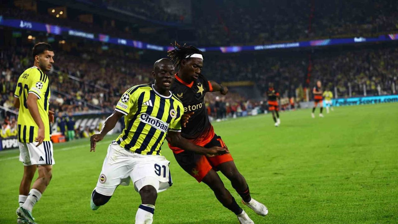 Fenerbahçe sahasında Slavia Prag ile 2-2 berabere kaldı