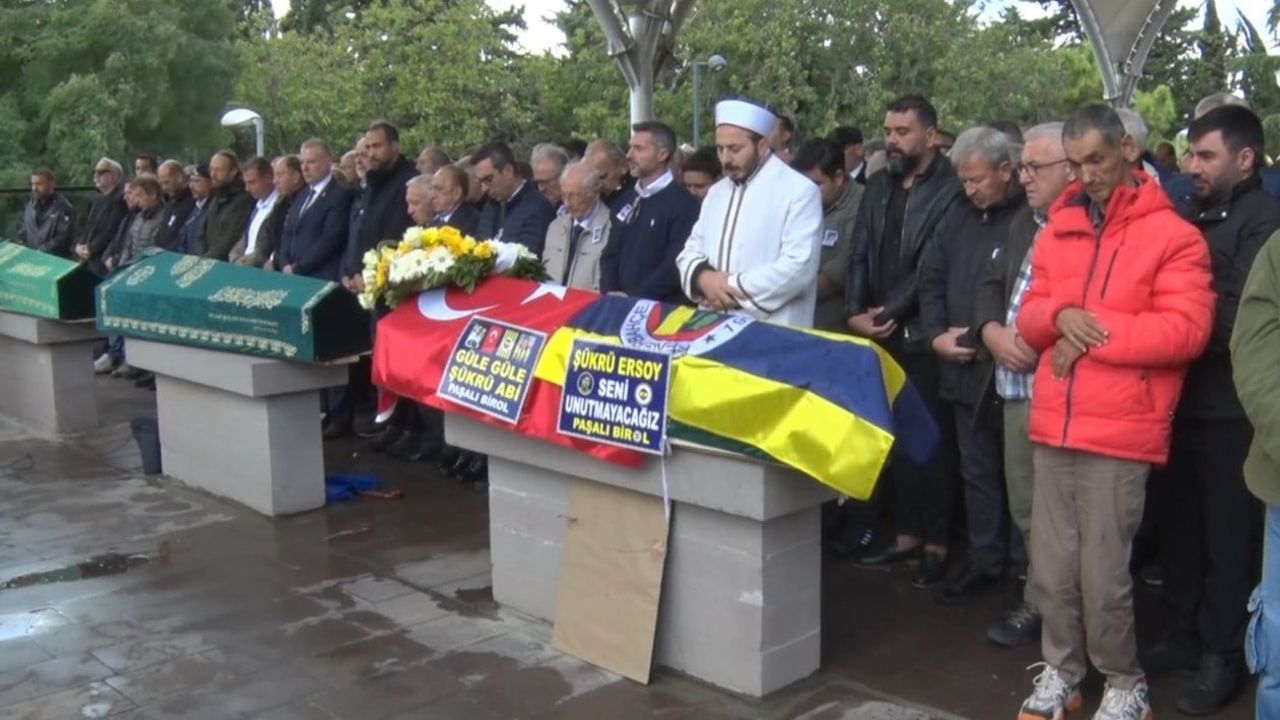 Fenerbahçe'yi ve sevenlerini bir araya getiren veda: Ali Şükrü Ersoy toprağa verildi