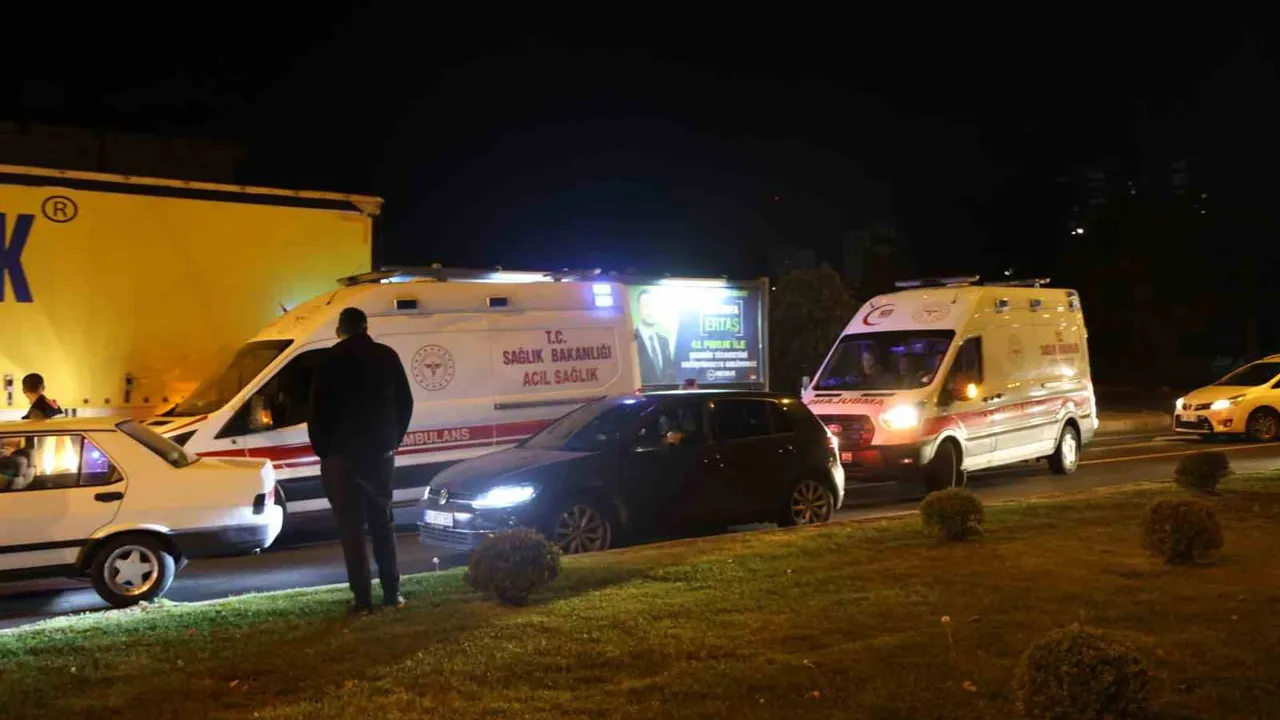 Fermuar sistemi sırasında hatalı manevra ambulansla otomobilin çarpışmasına yol açtı