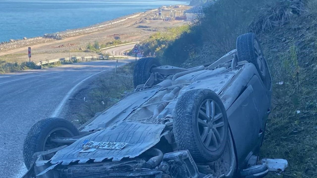 Fernas Bayırı'nda ıslak zeminde savrulan otomobil takla attı: iki yaralı