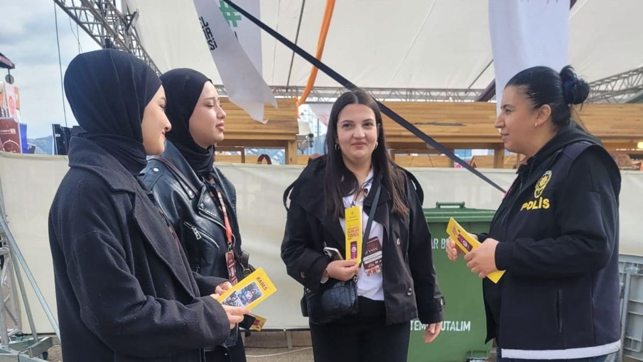 Festivalde İl Emniyet Müdürlüğü vatandaşları siber suçlara karşı bilgilendirdi