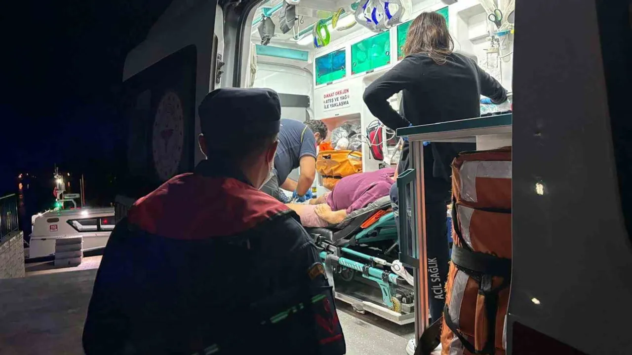 Fethiye açıklarında yardım çağrısı üzerine yaralı yolcu denizden tahliye edildi