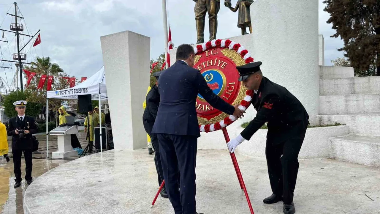 Fethiye'de 29 ekim coşkusu çelenk sunmayla başladı
