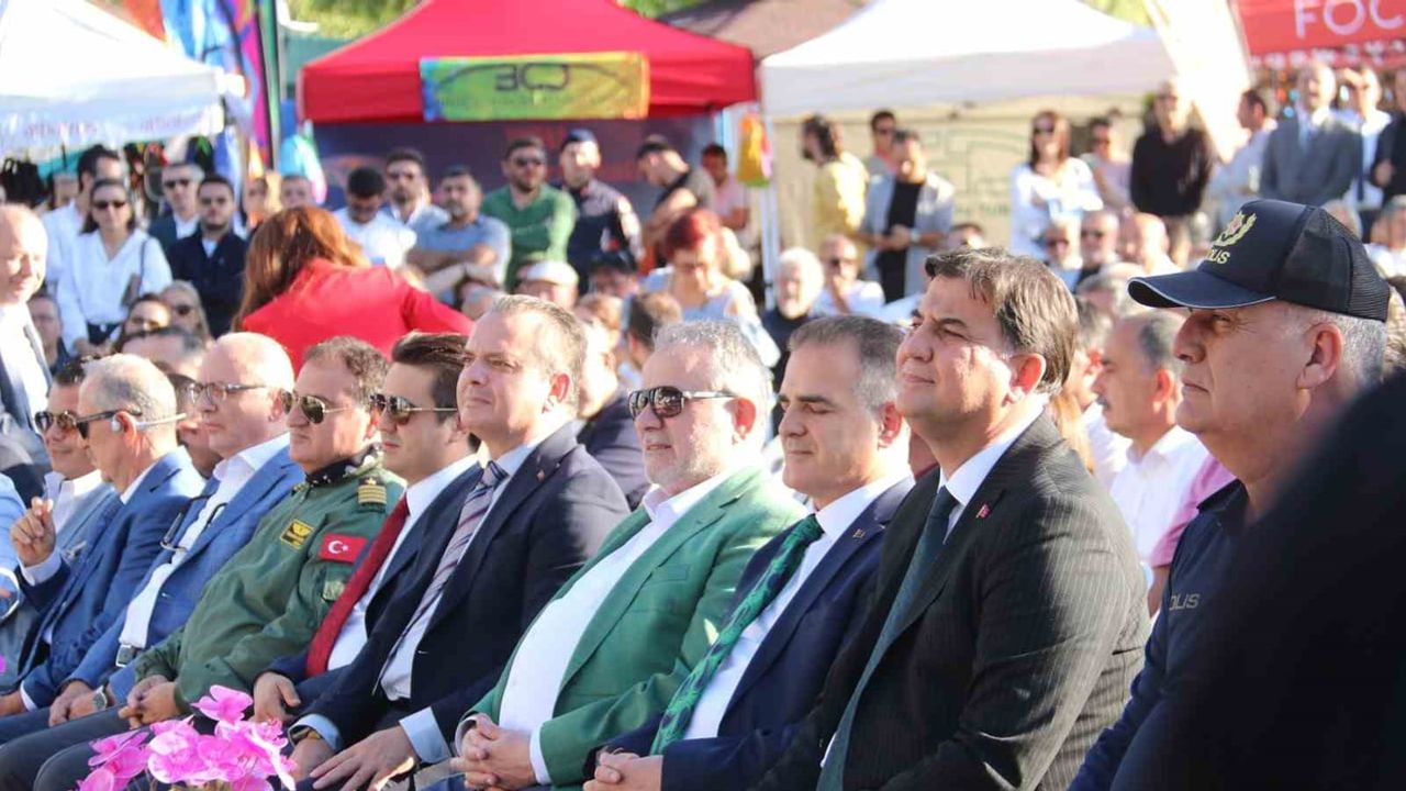 Fethiye'de gökyüzü şöleni başladı: 26. uluslararası Ölüdeniz hava oyunları açıldı