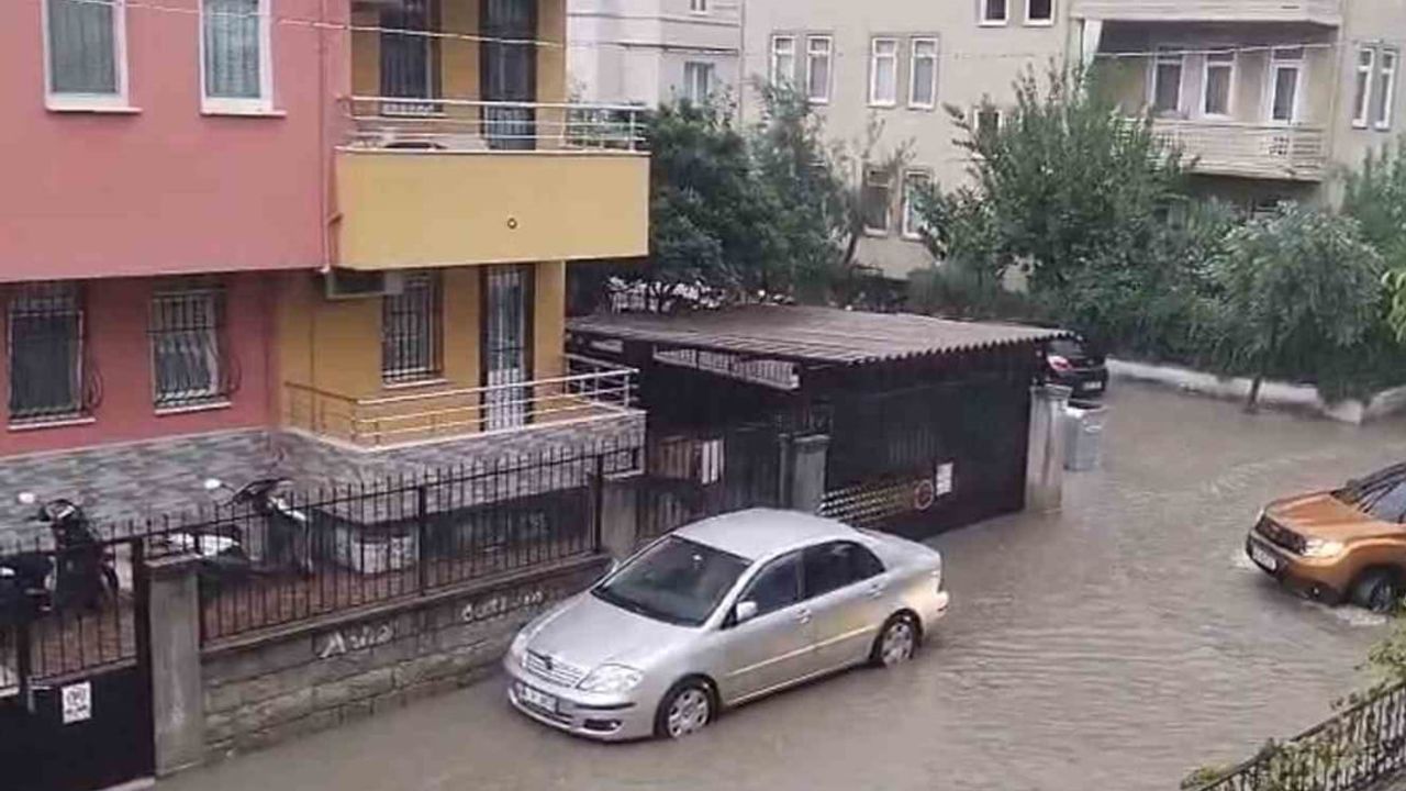 Fethiye'de sağanak yaşamı ve tarımı sekteye uğrattı