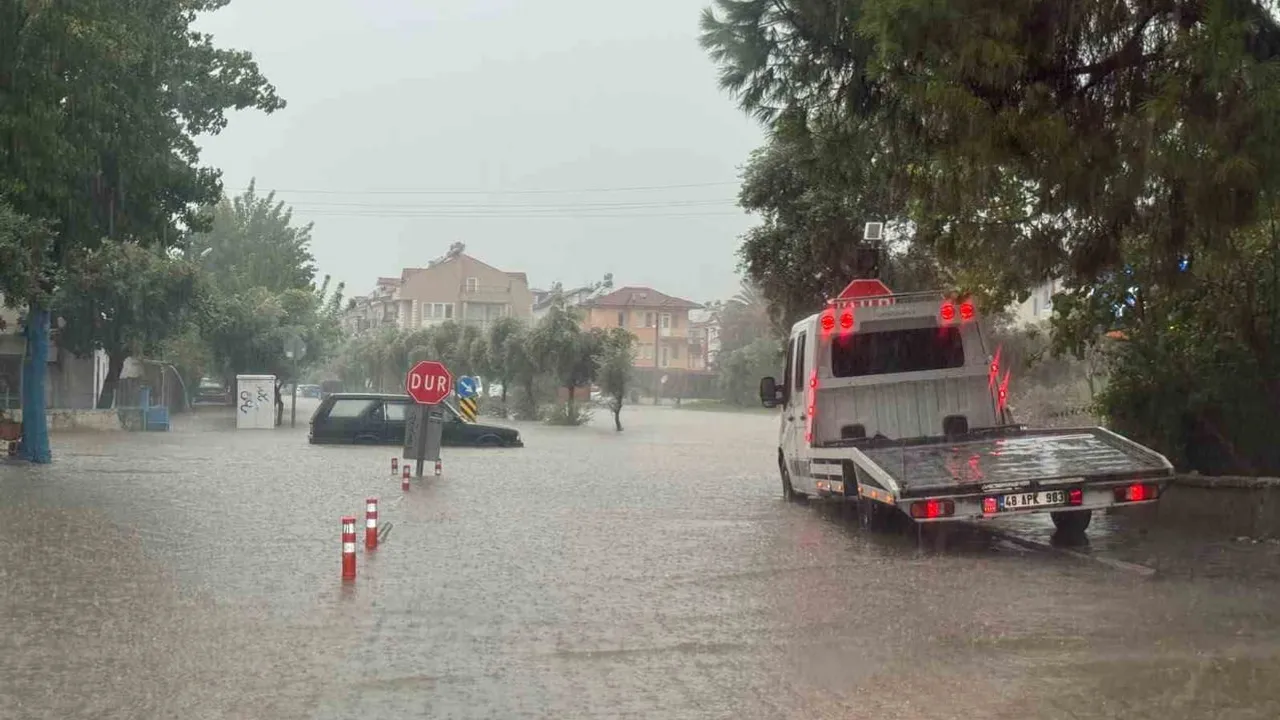 Fethiye'de sağanak yolları ve günlük hayatı etkilendi