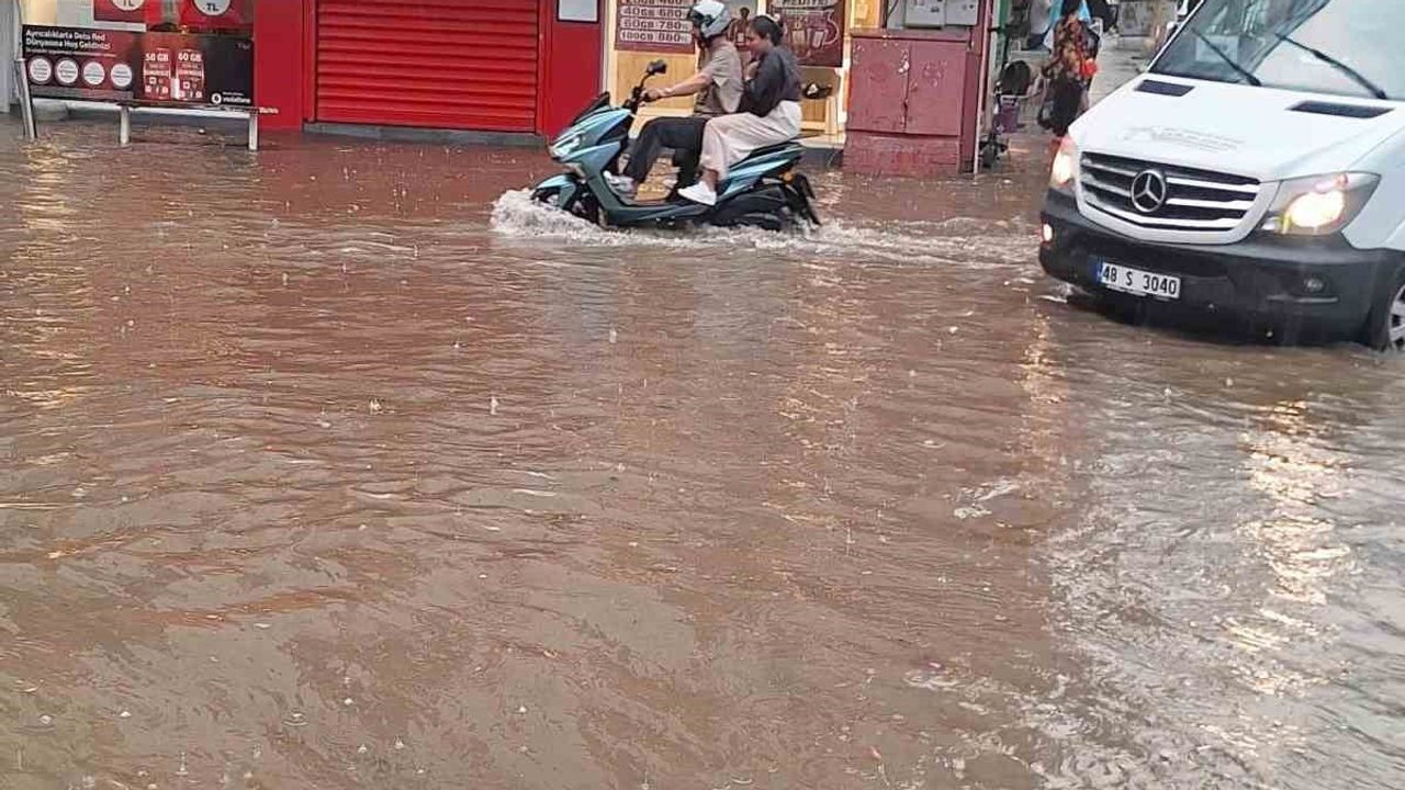 Fethiye halk evinde sağanak sonrası vatandaşlar kısa süre mahsur kaldı