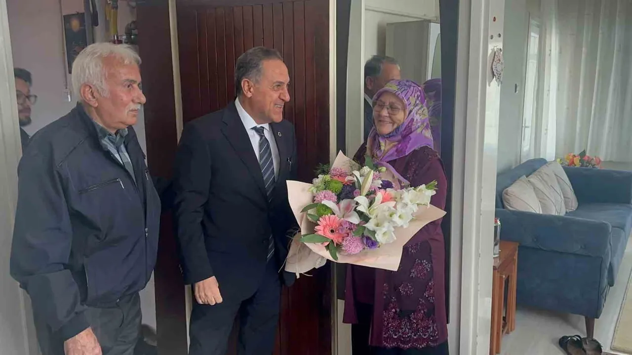 Fevziçakmak mahallesinde bastonlu duyarlılık: mazgalı temizleyen kadına vali teşekkür etti