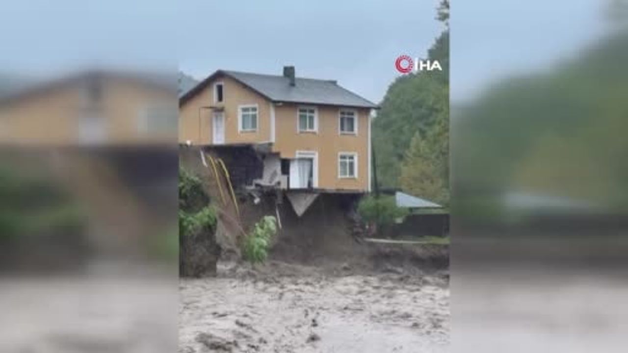 Fevziye'de derenin yükselişi evin temelini söktü