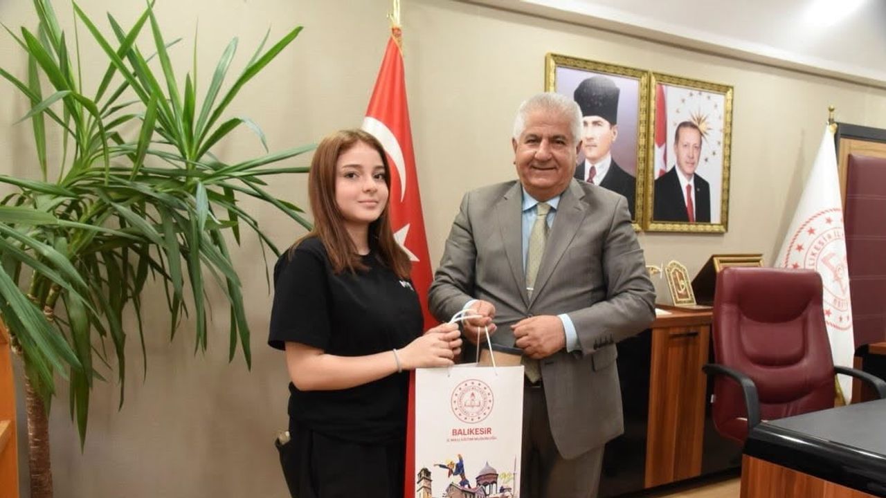 Filistinli öğrenciler Balıkesir'de eğitim ve gelecek hedeflerini müdürle paylaştı