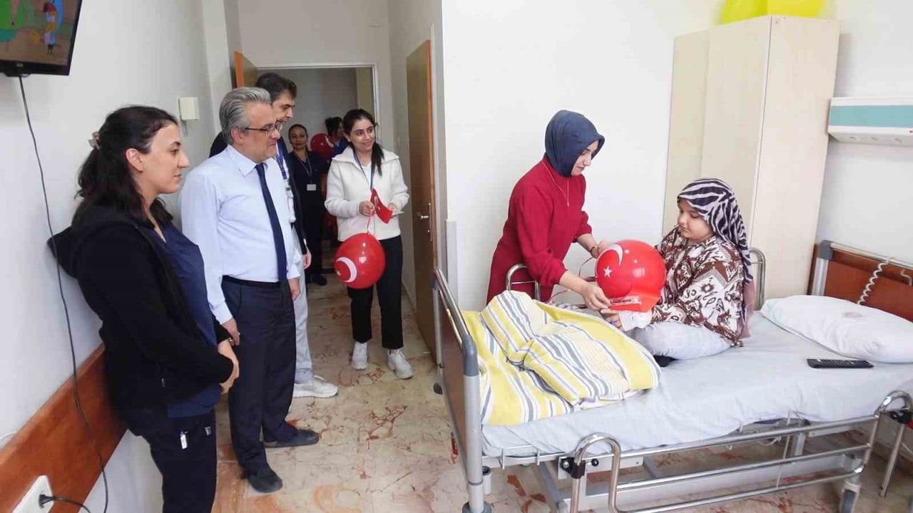 Fırat Üniversitesi hastanesinde çocuklara 29 Ekim neşesi