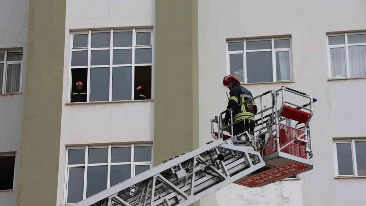 Fırat Üniversitesi'nde tatbikat: deprem sonrası yangına müdahale sınandı