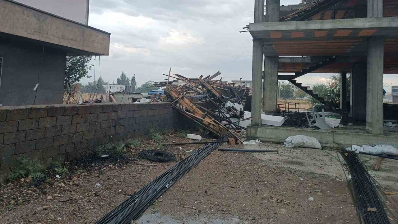 Fırtına Bismil'de minareyi yıktı, çatılar ve ağaçlar zarar gördü