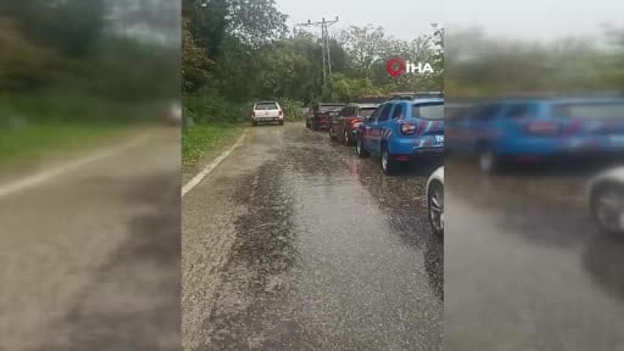 Fırtına Kastamonu sahilinde etkili oldu: ağaçlar devrildi, yollar kısa süre kapandı