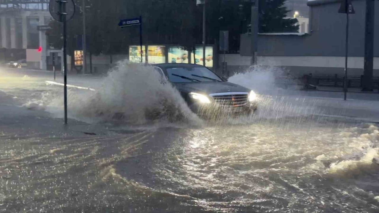 Fırtına Şişli Kadırgalar Caddesi'nde araçları suda mahsur bıraktı
