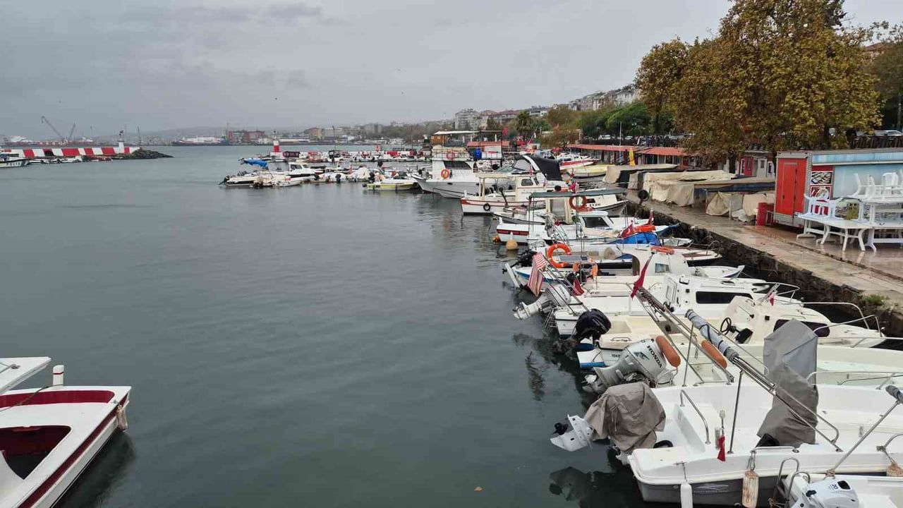 Fırtına Tekirdağ'da deniz ulaşımını aksattı, tekneler barınaklara sığındı