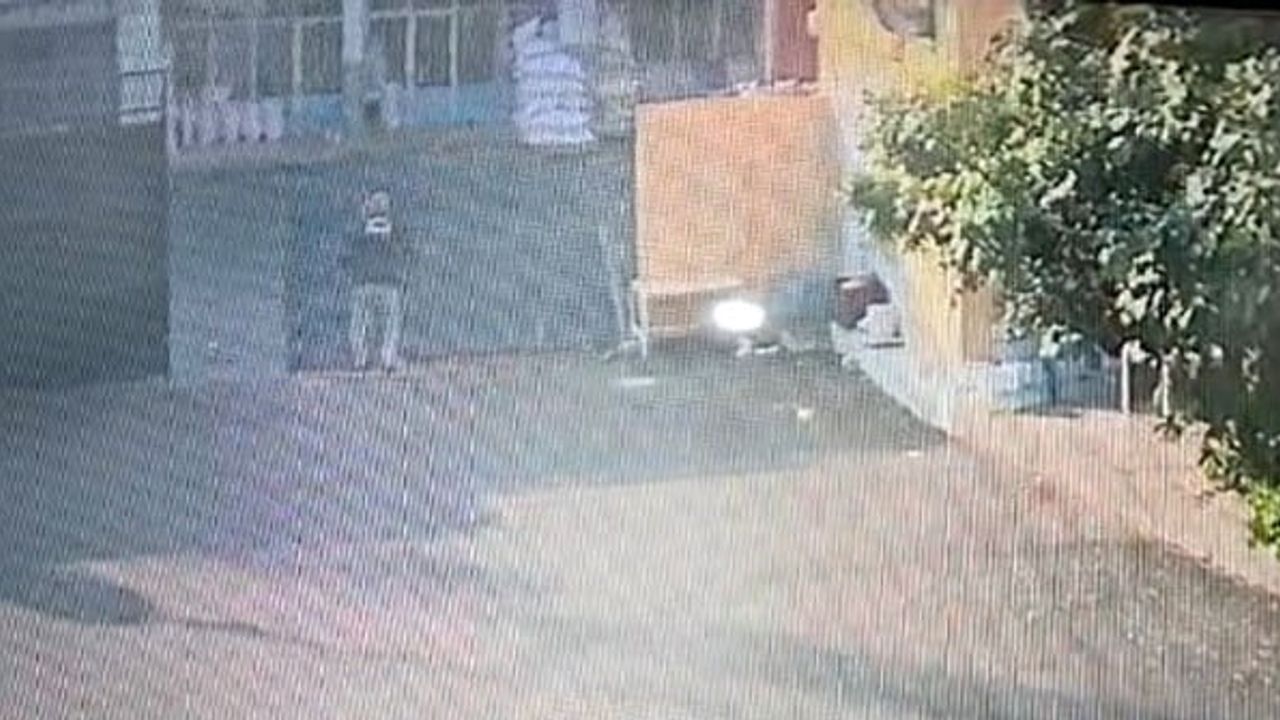 Fıstık Hali'nde yerinden çıkan kapı bekçinin bel ve kalçasını kırdı