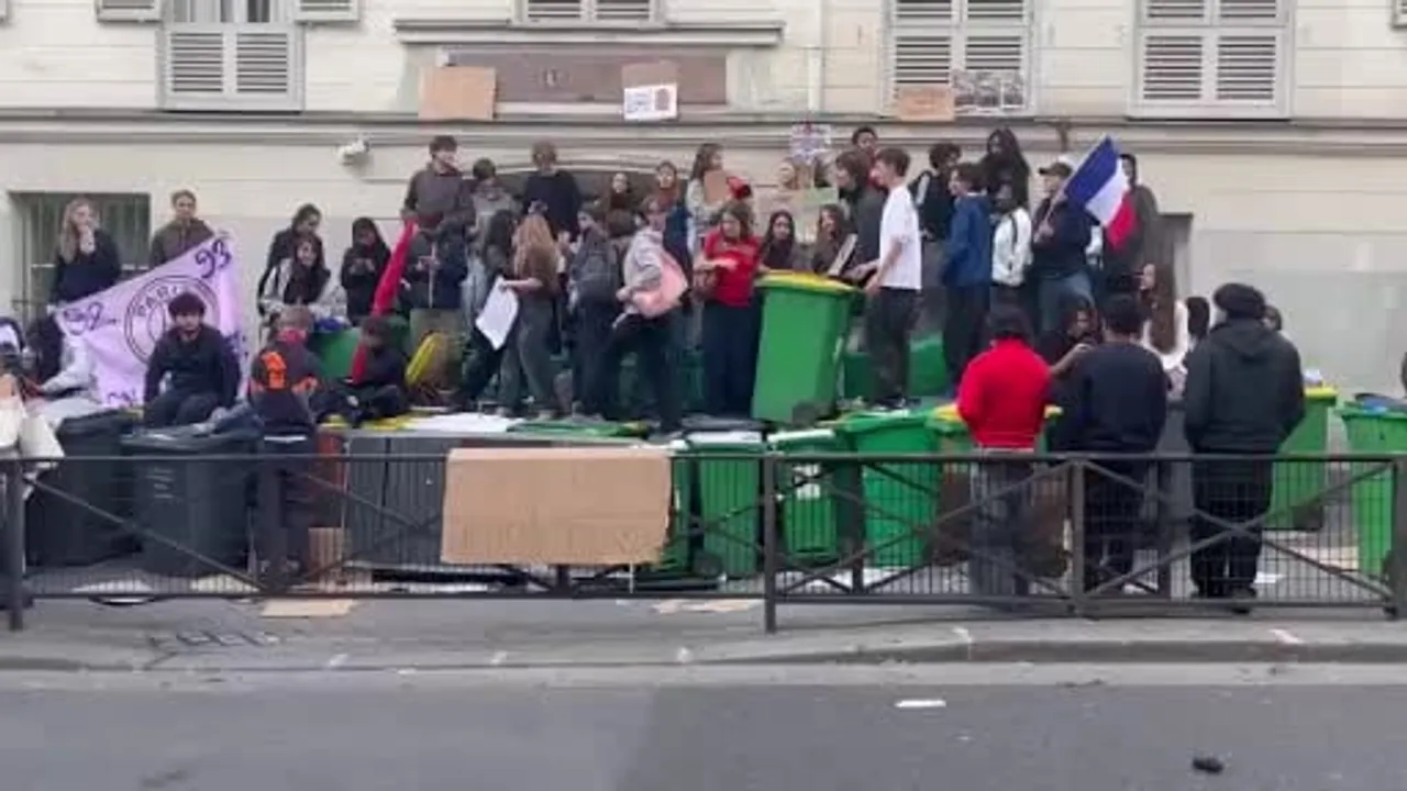 Fransa'da liselerde abluka sürüyor, polisten gazlı müdahale