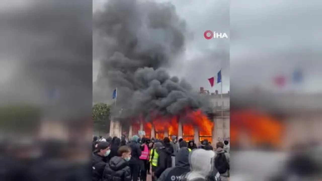 Fransa'nın sokakları yeniden karıştı: Lyon'da simge yapı yandı, Marsilya'da belediye basıldı