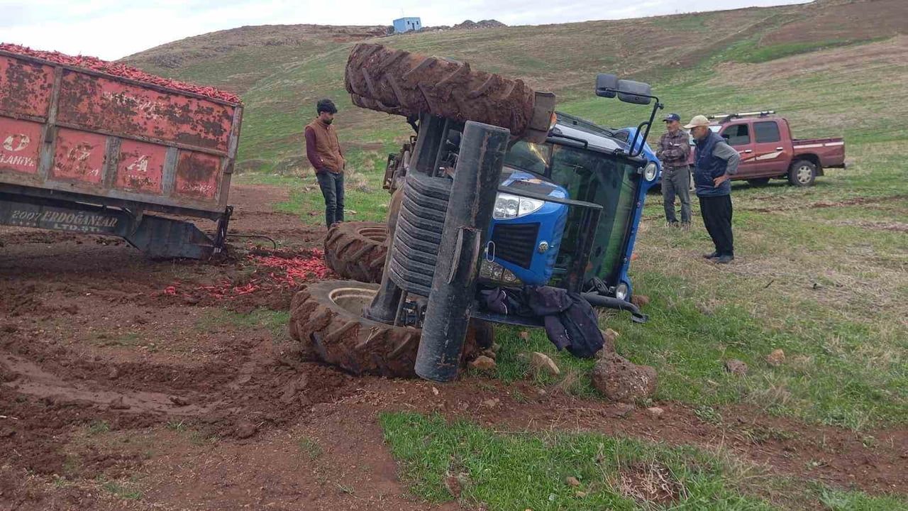Fren arızası iddiasıyla Örtülü Mahallesi'nde traktör devrildi, yaralanma yok