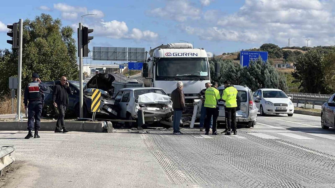 Freni boşalan tanker Umurbey'de zincirleme kazaya neden oldu