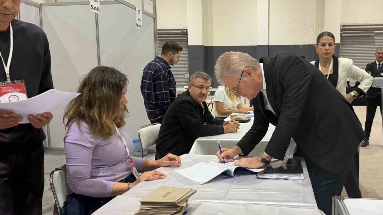 Fuar İzmir'de oy günü: İZTO başkanı Özgener ilk oyu kullandı