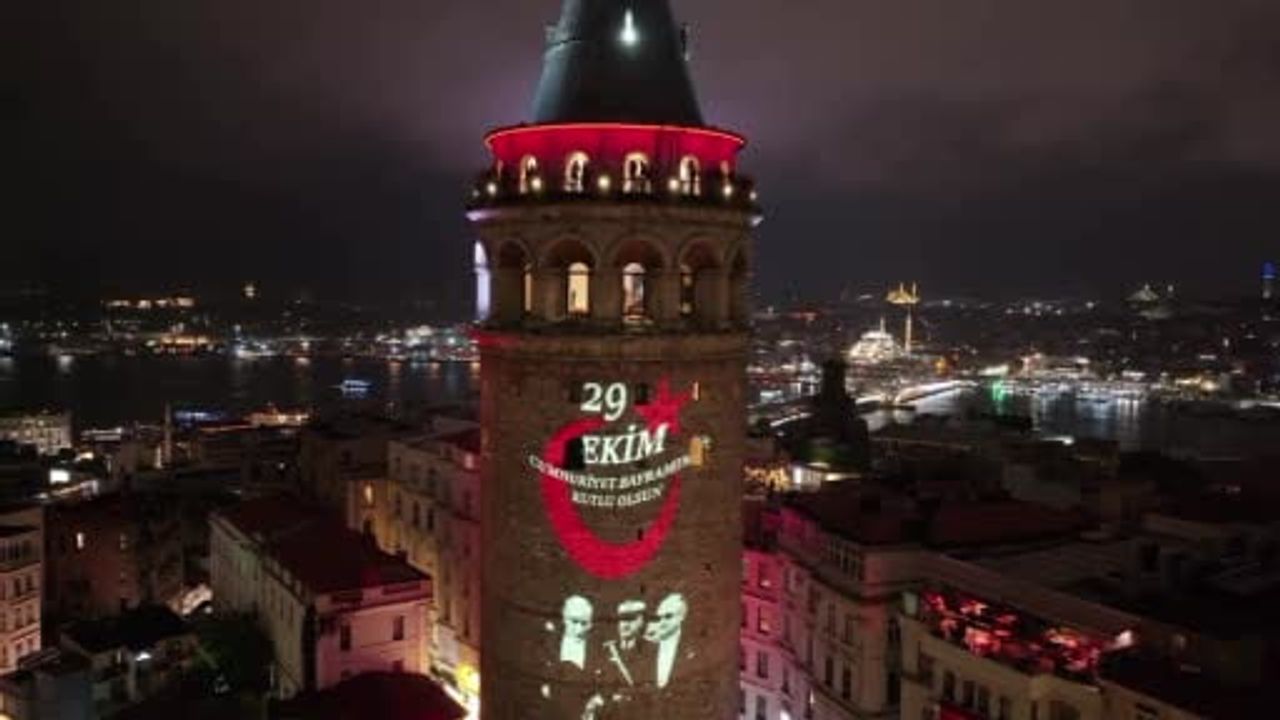 Galata Kulesi'nde cumhuriyetin 103. yılına özel ışık gösterisi: Atatürk fotoğrafları ve ay-yıldız yansıdı