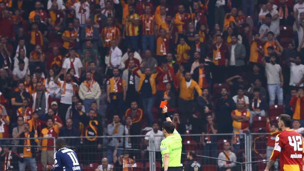 Galatasaray'da Torreira'nın kırmızı kartı maçı 10 kişi tamamlamaya zorladı
