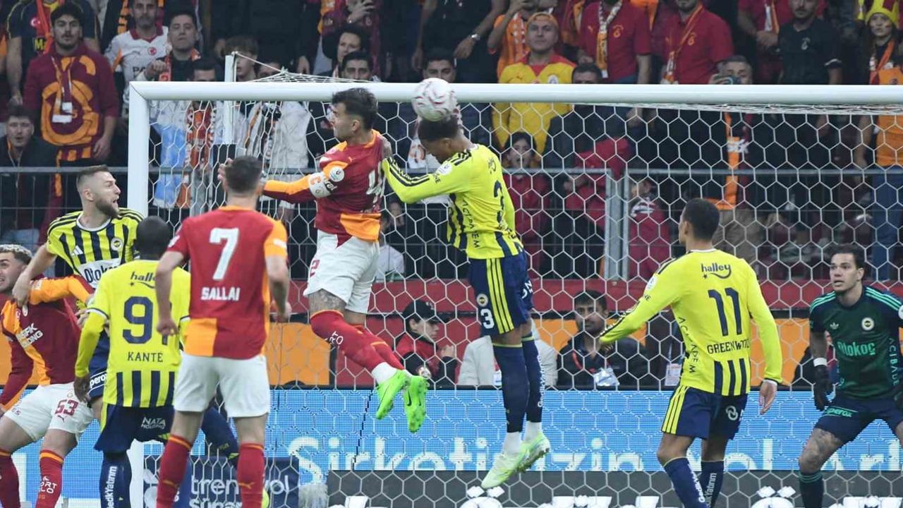 Galatasaray derbide ilk yarıyı Osimhen'in golleriyle önde tamamladı
