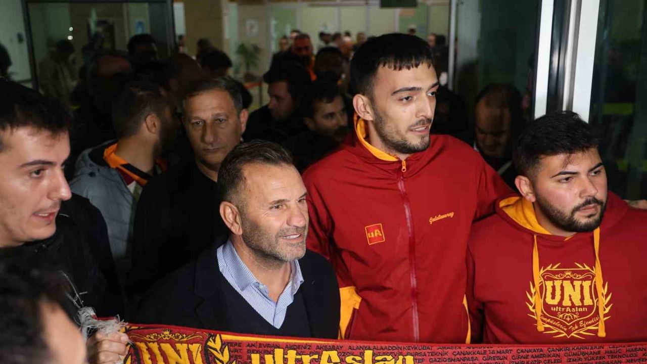 Galatasaray kafilesi Konya'ya indi ve taraftarlar tezahüratla karşıladı