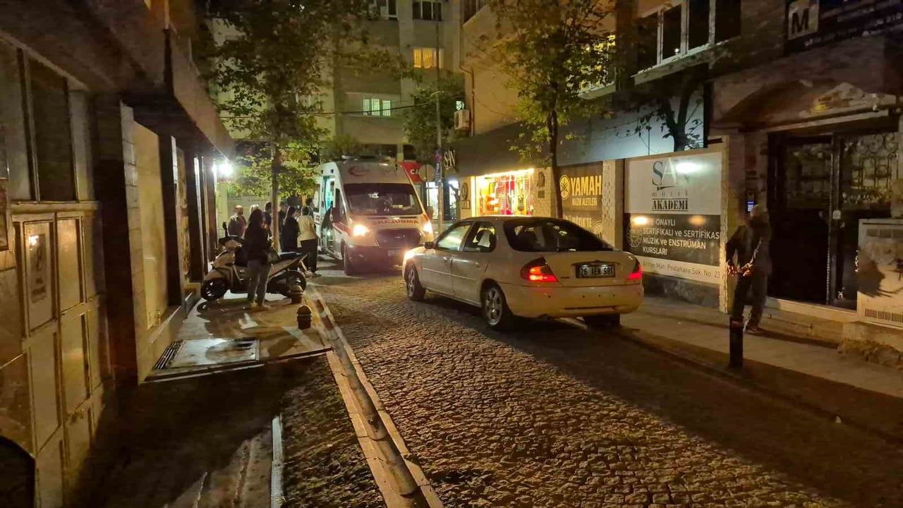 Garaj çıkışı sırasında direksiyonun kaybolduğu kazada iki çocuk yaralandı