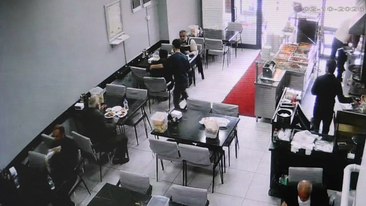 Garsonun Heimlich manevrasıyla hayat bulan müşteri yemeğe devam etti